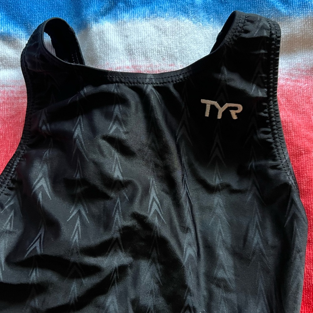 Tyr kneeskin